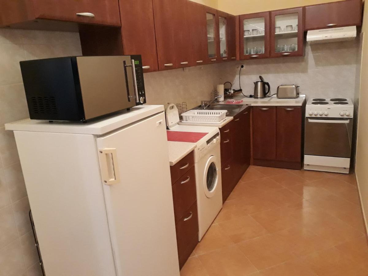 Отель Piac Utcai Apartman Дебрецен Экстерьер фото